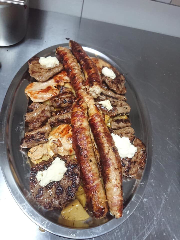 Plata mješanog mesa s roštilja s kajmakom u Bistrou Lučice