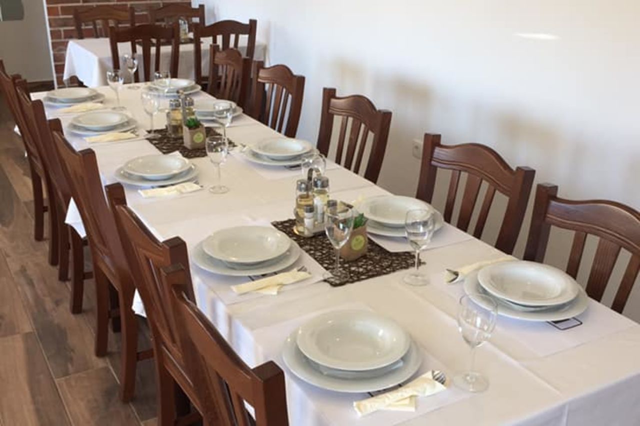 Dugi postavljeni stol u Bistrou Lučice, spreman za društvo